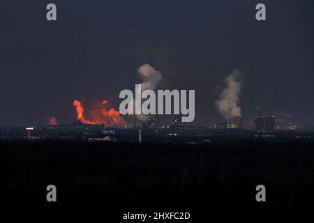 HKM, le opere metallurgiche di Krupp Mannesmann GmbH, si illuminano di rosso attraverso la maschiatura dell'acciaio Foto Stock