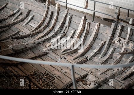 I resti di cinque navi vichinghe originali scavate nel 1070 e scavate nel 1962 costituiscono l'attrazione principale all'interno del Museo Nazionale delle navi vichinghe. Foto Stock