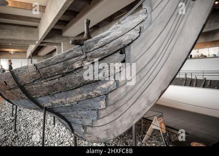 I resti di cinque navi vichinghe originali scavate nel 1070 e scavate nel 1962 costituiscono l'attrazione principale all'interno del Museo Nazionale delle navi vichinghe. Foto Stock