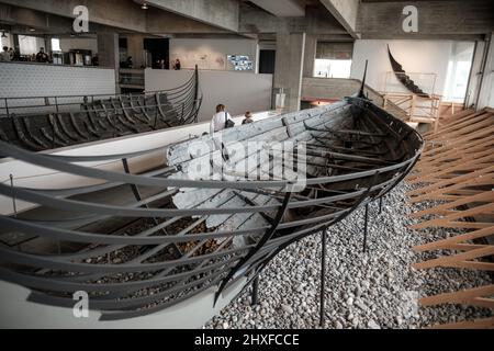 I resti di cinque navi vichinghe originali scavate nel 1070 e scavate nel 1962 costituiscono l'attrazione principale all'interno del Museo Nazionale delle navi vichinghe. Foto Stock