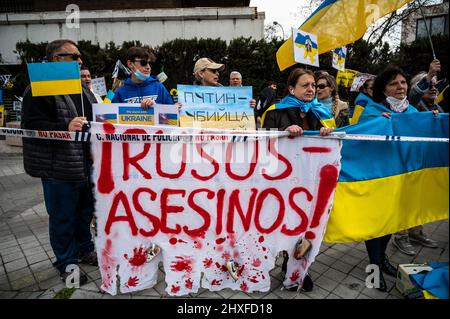 Madrid, Spagna. 12th Mar 2022. Ucraini e russi che vivono a Madrid protestano davanti all'ambasciata russa contro l'invasione russa dell'Ucraina che chiede la fine della guerra. Credit: Marcos del Maio/Alamy Live News Foto Stock