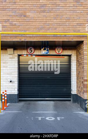 Mosca, Russia - 02 marzo 2022: Cancello chiuso che conduce al parcheggio. Foto di alta qualità Foto Stock