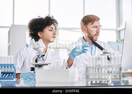 gruppo di scienziati che discutono i risultati della loro ricerca. Foto Stock