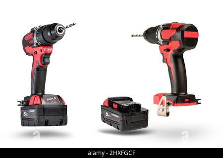 utensile cordless isolato su sfondo bianco. Avvitatore a batteria con un trapano inserito nel mandrino e una batteria aggiuntiva su sfondo bianco. Foto Stock