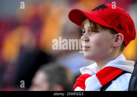 Londra, Regno Unito. 12th Mar 2022. Un giovane sostenitore di Brentford pronto per la partita della Premier League tra Brentford e Burnley al Brentford Community Stadium di Londra, Inghilterra, il 12 marzo 2022. Foto di Phil Hutchinson. Solo per uso editoriale, licenza richiesta per uso commerciale. Nessun utilizzo nelle scommesse, nei giochi o nelle pubblicazioni di un singolo club/campionato/giocatore. Credit: UK Sports Pics Ltd/Alamy Live News Foto Stock