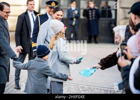 La principessa Vittoria ha celebrato il suo giorno di nome con suo marito il Principe Daniele e i suoi figli, la Principessa Estelle e il Principe Oscar al cortile interno, il Palazzo reale, a Stoccolma, Svezia, il 12 marzo, 2022. Foto di Johan Valkonen/Stella Pictures/ABACAPRESS.COM Foto Stock