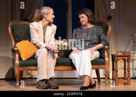 L'attore Elizabeth McGovern (a sinistra) e Ava Thompson, grande nipote dell'attrice Ava Gardner, sul set del nuovo gioco AVA: The Secret conversions at the Riverside Studios in West London. Data foto: Sabato 12 marzo 2022. Foto Stock