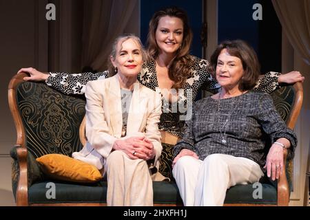 L'attore Elizabeth McGovern (a sinistra), Ava Thompson, grande nipote dell'attrice Ava Gardner (a destra) e sua figlia Ava Melissa Silver (al centro) sul set del nuovo gioco AVA: The Secret conversions at the Riverside Studios in West London. Data foto: Sabato 12 marzo 2022. Foto Stock