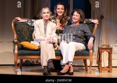 L'attore Elizabeth McGovern (a sinistra), Ava Thompson, grande nipote dell'attrice Ava Gardner (a destra) e sua figlia Ava Melissa Silver (al centro) sul set del nuovo gioco AVA: The Secret conversions at the Riverside Studios in West London. Data foto: Sabato 12 marzo 2022. Foto Stock