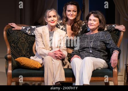 L'attore Elizabeth McGovern (a sinistra), Ava Thompson, grande nipote dell'attrice Ava Gardner (a destra) e sua figlia Ava Melissa Silver (al centro) sul set del nuovo gioco AVA: The Secret conversions at the Riverside Studios in West London. Data foto: Sabato 12 marzo 2022. Foto Stock