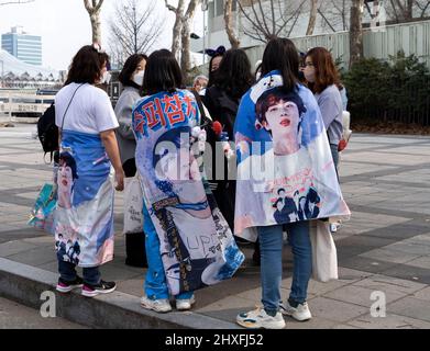 Seul, Corea del Sud. 12th Mar 2022. I tifosi della band sudcoreana K-pop BTS arrivano per il concerto "BTS Permission to dance on Stage-Seoul" allo stadio olimpico di Seoul, Corea del Sud, il 12 marzo 2022. (Foto di Lee Young-ho/Sipa USA) Credit: Sipa USA/Alamy Live News Foto Stock