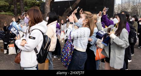 Seul, Corea del Sud. 12th Mar 2022. I tifosi della band sudcoreana K-pop BTS arrivano per il concerto "BTS Permission to dance on Stage-Seoul" allo stadio olimpico di Seoul, Corea del Sud, il 12 marzo 2022. (Foto di Lee Young-ho/Sipa USA) Credit: Sipa USA/Alamy Live News Foto Stock