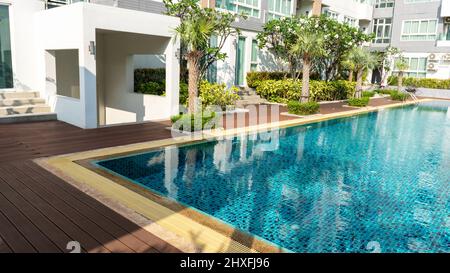 Piscina d'acqua pulita nel condominio con vista dall'alto sul tetto, Giardino nell'hotel e piscina, Plam Trees Giardino vicino alla piscina Foto Stock
