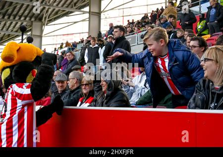 Londra, Regno Unito. 12th Mar 2022. Un giovane sostenitore di Brentford pronto per la partita della Premier League tra Brentford e Burnley al Brentford Community Stadium di Londra, Inghilterra, il 12 marzo 2022. Foto di Phil Hutchinson. Solo per uso editoriale, licenza richiesta per uso commerciale. Nessun utilizzo nelle scommesse, nei giochi o nelle pubblicazioni di un singolo club/campionato/giocatore. Credit: UK Sports Pics Ltd/Alamy Live News Foto Stock