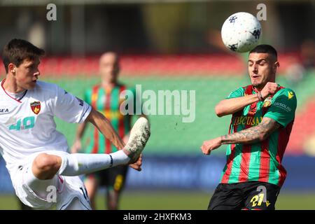 Vaisanen Sauli Aapo (Cosenza) vs Partiplo Anthony (Ternana) durante la partita di calcio italiana Ternana Calcio vs Cosenza Calcio, marzo 12 2022 Foto Stock