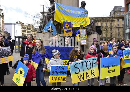 Manchester, Regno Unito, 12th marzo 2022. Protesta per l'invasione russa dell'Ucraina accanto alla statua di Wellington in Piccadilly Gardens, nel centro di Manchester, Inghilterra, Regno Unito. È stato organizzato dal Centro Culturale Ucraino 'Dnipro' Manchester. I mezzi di comunicazione hanno riportato in Russia l'abbattimento di scuole, ospedali e appartamenti in Ucraina, ora nel 17th giorno di difesa del paese. Credit: Terry Waller/Alamy Live News Foto Stock