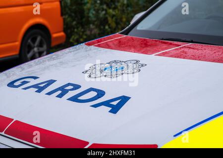 Vista degli emblemi della polizia in Irlanda, emblema in auto, Limerick, Irlanda, 12,03,2022 Foto Stock