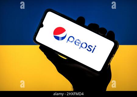 11 marzo 2022, Barcellona, Catalogna: In questa illustrazione di foto un logo Pepsi visto su uno smartphone con una bandiera dell'Ucraina sullo sfondo. (Credit Image: © Thiago Prudencio/DAX via ZUMA Press Wire) Foto Stock