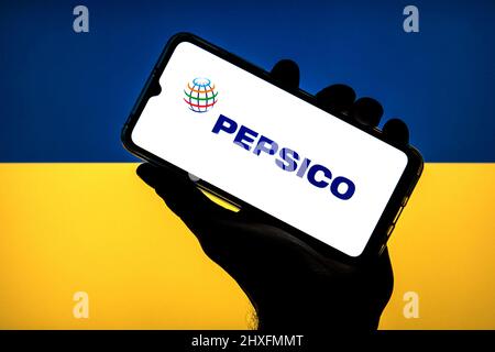 11 marzo 2022, Barcellona, Catalogna: In questa illustrazione di foto un logo Pepsico visto su uno smartphone con una bandiera dell'Ucraina sullo sfondo. (Credit Image: © Thiago Prudencio/DAX via ZUMA Press Wire) Foto Stock