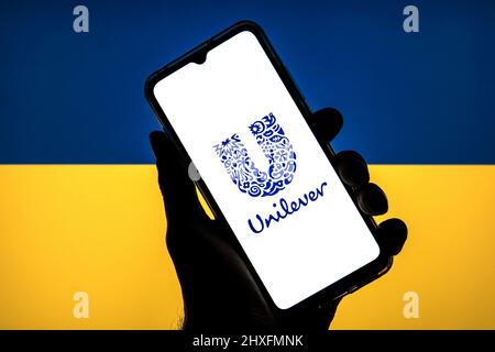 In questa illustrazione della foto viene visualizzato un logo Unilever su uno smartphone con una bandiera dell'Ucraina sullo sfondo. (Foto di Thiago Prudencio / SOPA Images/Sipa USA) Foto Stock