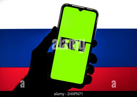 Barcellona, Catalogna. 11th Mar 2022. In questa illustrazione della foto viene visualizzato un logo RT su uno smartphone con una bandiera della Russia sullo sfondo. (Credit Image: © Thiago Prudencio/DAX via ZUMA Press Wire) Foto Stock