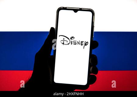 Barcellona, Catalogna. 11th Mar 2022. In questa illustrazione della foto è visualizzato un logo Disney su uno smartphone con una bandiera della Russia sullo sfondo. (Credit Image: © Thiago Prudencio/DAX via ZUMA Press Wire) Foto Stock