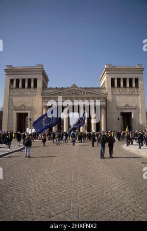 Monaco di Baviera, Germania. 12th Mar 2022. L'Europa batte la folla. Il 12 marzo 2022, centinaia di persone si sono riunite nella Koenigsplatz di Monaco di Baviera, in Germania, per dimostrare la loro solidarietà con l'Ucraina. I manifestanti hanno chiesto il ritiro immediato delle truppe russe, una soluzione politica al conflitto, il sostegno del governo tedesco e sanzioni immediate contro la Russia. (Foto di Alexander Pohl/Sipa USA) Credit: Sipa USA/Alamy Live News Foto Stock