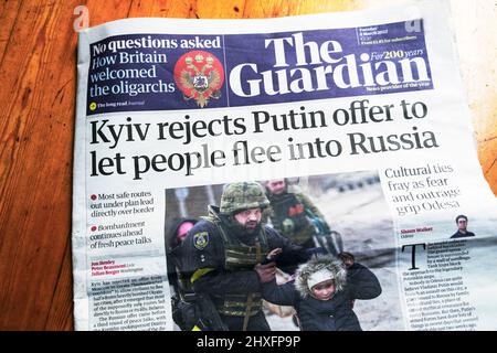 "Kyiv rifiuta l'offerta di Putin di lasciare la gente fuggire in Russia" articolo di prima pagina del giornale Guardian 8 marzo 2022 Londra Inghilterra Gran Bretagna Foto Stock