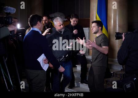 Il presidente ucraino Volodymyr Zelensky parla con i media internazionali il 2 e 3 marzo 2022, e li informa sulla resistenza degli ucraini all'invasione dell'esercito russo di Putin nel suo paese. (Foto: Ufficio stampa presidenziale Ucraina) Foto Stock