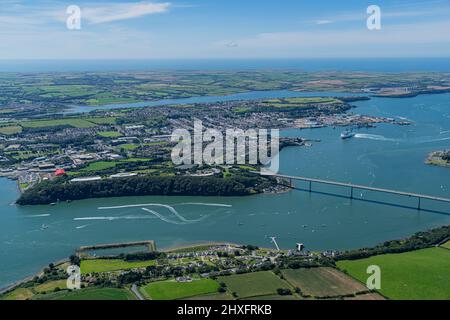 Il trafficato Milford Haven Waterway e i terminal petrolio e gas di Hakim, Pembrokeshire Foto Stock