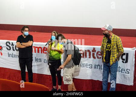 Proiezione del documentario "Un paese che si mantiene saggio" seguita da un dibattito con il regista David Dufresne al cinema Diagonal. Dibattito girato da la Mule du Pape e registrato da radio Gi.ne. Montpellier, Occitanie, Francia Foto Stock