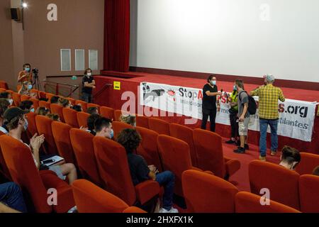 Proiezione del documentario "Un paese che si mantiene saggio" seguita da un dibattito con il regista David Dufresne al cinema Diagonal. Dibattito girato da la Mule du Pape e registrato da radio Gi.ne. Montpellier, Occitanie, Francia Foto Stock