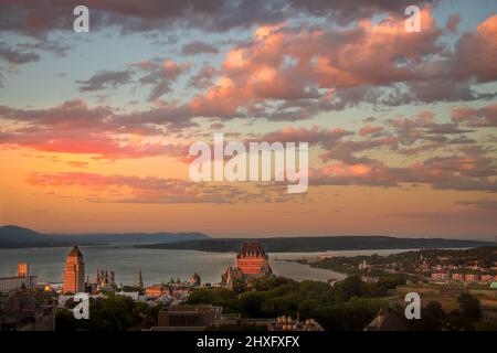 Vista aerea del tramonto sulla città vecchia di Quebec con il fiume St-Lawrence e l'isola di Orlean come sfondo. Foto Stock