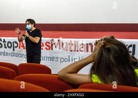 Proiezione del documentario "Un paese che si mantiene saggio" seguita da un dibattito con il regista David Dufresne al cinema Diagonal. Dibattito girato da la Mule du Pape e registrato da radio Gi.ne. Montpellier, Occitanie, Francia Foto Stock