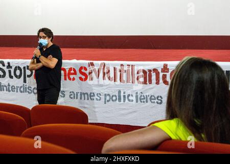 Proiezione del documentario "Un paese che si mantiene saggio" seguita da un dibattito con il regista David Dufresne al cinema Diagonal. Dibattito girato da la Mule du Pape e registrato da radio Gi.ne. Montpellier, Occitanie, Francia Foto Stock