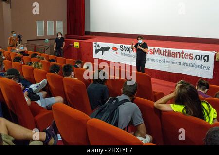 Proiezione del documentario "Un paese che si mantiene saggio" seguita da un dibattito con il regista David Dufresne al cinema Diagonal. Dibattito girato da la Mule du Pape e registrato da radio Gi.ne. Montpellier, Occitanie, Francia Foto Stock