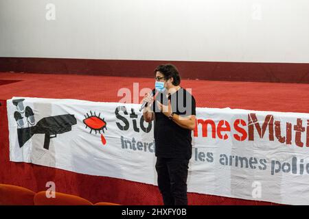 Proiezione del documentario "Un paese che si mantiene saggio" seguita da un dibattito con il regista David Dufresne al cinema Diagonal. Dibattito girato da la Mule du Pape e registrato da radio Gi.ne. Montpellier, Occitanie, Francia Foto Stock