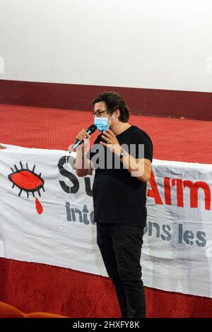 Proiezione del documentario "Un paese che si mantiene saggio" seguita da un dibattito con il regista David Dufresne al cinema Diagonal. Dibattito girato da la Mule du Pape e registrato da radio Gi.ne. Montpellier, Occitanie, Francia Foto Stock