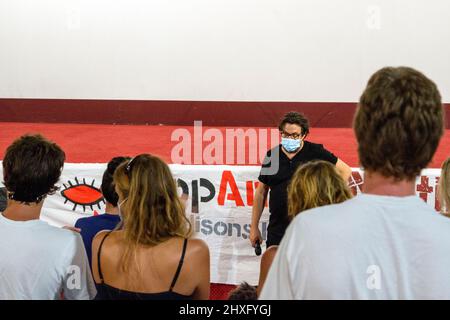 Proiezione del documentario "Un paese che si mantiene saggio" seguita da un dibattito con il regista David Dufresne al cinema Diagonal. Dibattito girato da la Mule du Pape e registrato da radio Gi.ne. Montpellier, Occitanie, Francia Foto Stock