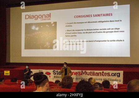 Proiezione del documentario "Un paese che si mantiene saggio" seguita da un dibattito con il regista David Dufresne al cinema Diagonal. Dibattito girato da la Mule du Pape e registrato da radio Gi.ne. Montpellier, Occitanie, Francia Foto Stock