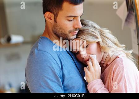 Im sempre qui per te. Colpo di un giovane che consolava la sua ragazza sconvolto. Foto Stock