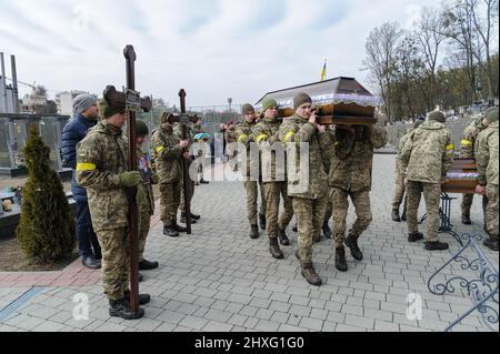 I militari ucraini trasportano una bara di uno dei tre soldati ucraini uccisi durante le battaglie con le truppe russe. Una cerimonia funeraria si è svolta presso la chiesa della Garrisone di San Pietro e Paolo per rendere omaggio ai tre soldati: Dmitro Kotenko, Kirill Moroz e Vasil Vyshivany, che sono morti vicino a Kherson durante l'aggressione russa in Ucraina. Foto Stock