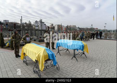 I coffins dei soldati ucraini che sono stati uccisi durante le battaglie con le truppe russe sono coperti con le bandiere ucraine. Una cerimonia funeraria si è svolta presso la chiesa della Garrisone di San Pietro e Paolo per rendere omaggio ai tre soldati: Dmitro Kotenko, Kirill Moroz e Vasil Vyshivany, che sono morti vicino a Kherson durante l'aggressione russa in Ucraina. Foto Stock