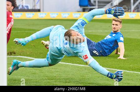 Oliver BAUMANN, Torwart Hoff 1 nella partita TSG 1899 HOFFENHEIM - FC BAYERN München 1.German Football League il 12 marzo 2022 a Sinsheim, Germania. Stagione 2021/2022, giorno di festa 26, 1.Bundesliga, FCB, Muenchen, 26.Spieltag. © Peter Schatz / Alamy Live News - LE NORMATIVE DFL VIETANO L'USO DI FOTOGRAFIE come SEQUENZE DI IMMAGINI e/o QUASI-VIDEO - Foto Stock