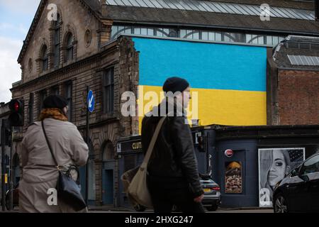 Glasgow, Regno Unito, 12th marzo 2022. La bandiera Ucraina è stata dipinta su un muro sopra il Clutha & Victoria Bar, mostrando il sostegno per l'Ucraina nella loro attuale guerra con il presidente PutinÕs Russia, a Glasgow, Scozia, 12 marzo 2022. Photo credit: Jeremy Sutton-Hibbert/ Alamy Live News. Foto Stock