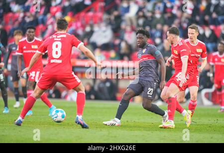 12 marzo 2022: Orel Mangala di VfB Stuttgart controlla la palla durante Union Berlin contro VfB Stuttgart, a an der Alten FÃ¶rsterei, Berlino, Germania. Prezzo Kim/CSM. Foto Stock