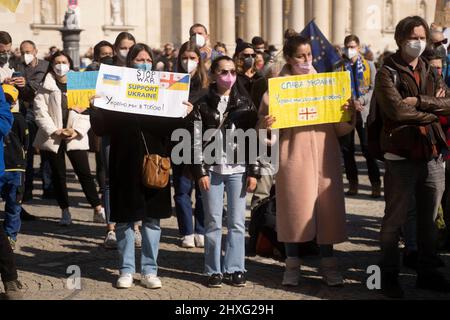 Partecipanti con i segni „fermare la guerra, sostenere l'Ucraina“. Il 12 marzo 2022, centinaia di persone si sono riunite nella Koenigsplatz di Monaco di Baviera, in Germania, per dimostrare la loro solidarietà con l'Ucraina. I manifestanti hanno chiesto il ritiro immediato delle truppe russe, una soluzione politica al conflitto, il sostegno del governo tedesco e sanzioni immediate contro la Russia. (Foto di Alexander Pohl/Sipa USA) Foto Stock