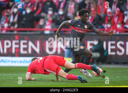 12 marzo 2022: Orel Mangala di VfB Stoccarda supera Paul Jaeckel di Union Berlin durante Union Berlin contro VfB Stuttgart, a an der Alten FÃ¶rsterei, Berlino, Germania. Prezzo Kim/CSM. Foto Stock