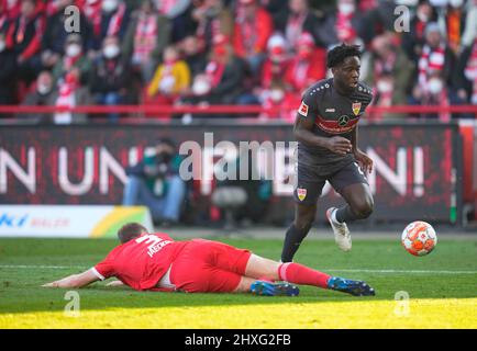 12 marzo 2022: Orel Mangala di VfB Stoccarda supera Paul Jaeckel di Union Berlin durante Union Berlin contro VfB Stuttgart, a an der Alten FÃ¶rsterei, Berlino, Germania. Prezzo Kim/CSM. Foto Stock