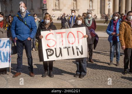 I partecipanti con il segno „STOP Putin“ il 12 marzo 2022, centinaia di persone si sono riunite alla Koenigsplatz di Monaco, in Germania, per dimostrare la loro solidarietà con l’Ucraina. I manifestanti hanno chiesto il ritiro immediato delle truppe russe, una soluzione politica al conflitto, il sostegno del governo tedesco e sanzioni immediate contro la Russia. (Foto di Alexander Pohl/Sipa USA) Foto Stock